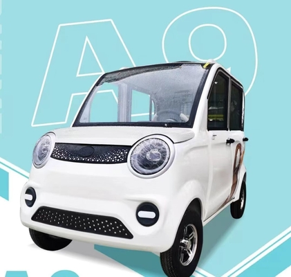 Puissant véhicule électrique à quatre roues à grande vitesse et intérieur spacieux