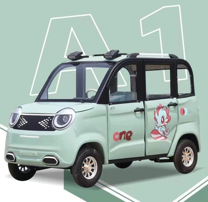 Puissant véhicule électrique à quatre roues à grande vitesse et intérieur spacieux