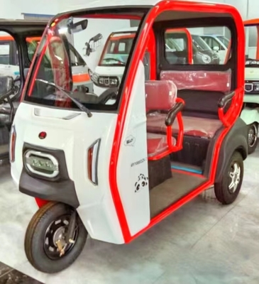 Tricycle électrique de puissance avec une vitesse maximale de 50 à 70 km/h et conception fermée, équipée et semi-fermée