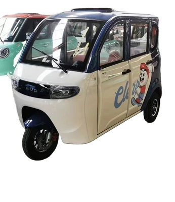 Conception spacieuse et capacité de classement 15-20° 1000W Voiture électrique à trois roues fermées pour personnes âgées