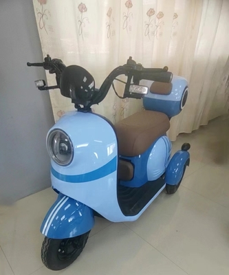 Un tricycle électrique compact et confortable pour des trajets de courte distance 5-7 heures de charge