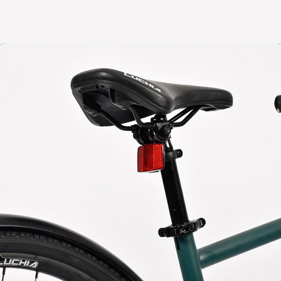 Amenez vos aventures hors route au niveau supérieur avec ce vélo de montagne électrique à 18 vitesses doté d'une batterie de 7 Ah