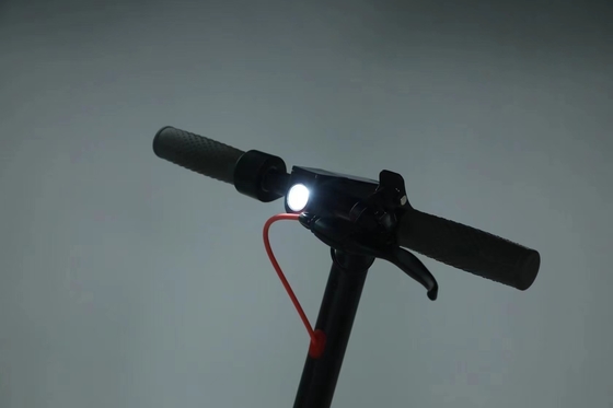 Scooter électrique pour adultes et enfants capacité de la batterie 10Ah et temps de charge de 6-8h Idéal pour les courtes distances
