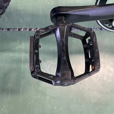 Batterie intégrée Vélo de montagne électrique autonome 15A Moteur électrique Volant de neige 750W Vélo hors route de montagne